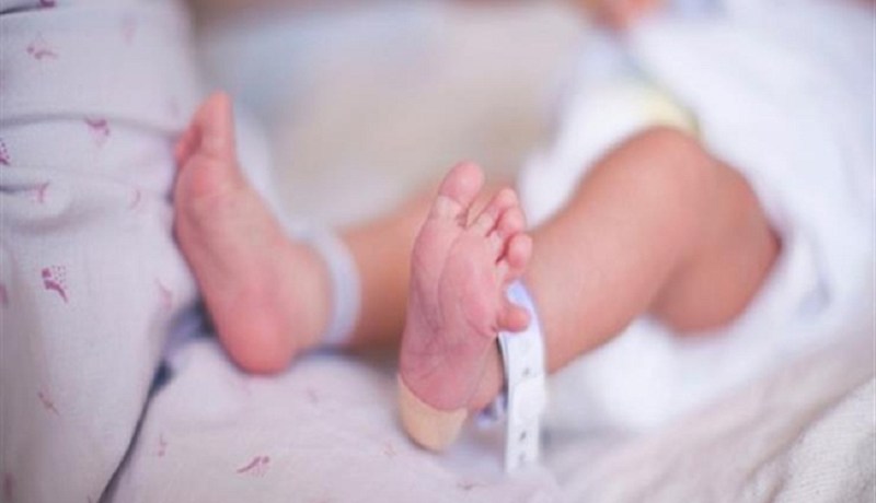 بالفيديو..خطف طفلة بعد ساعات من ولادتها