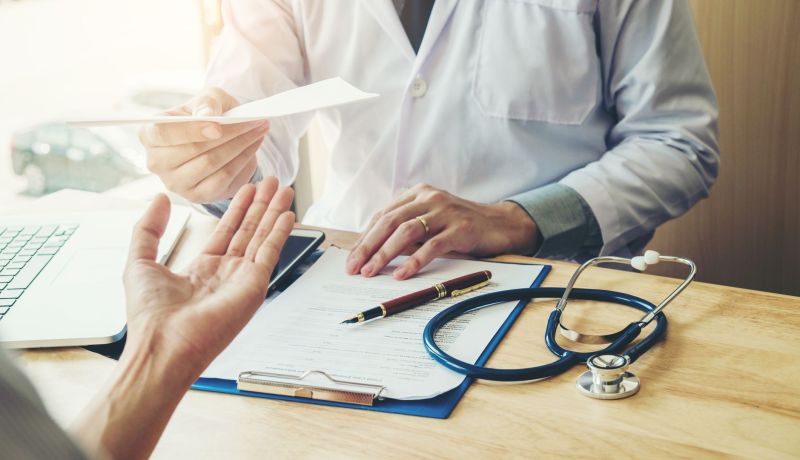 وزارة العمل: 1000 طبيب من الوزارة تحت تصرف قطاع الصحة