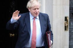 بالصور.. جونسون يتعرض لحادث سير أمام البرلمان البريطاني