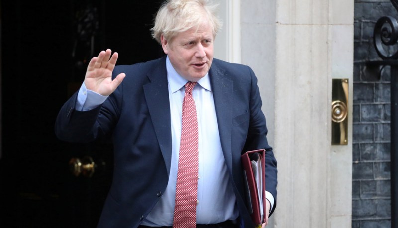 بالصور.. جونسون يتعرض لحادث سير أمام البرلمان البريطاني