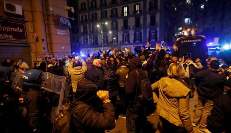 احتجاجات ضد حظر التجوال في نابولي بإيطاليا
