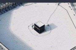 حدث تاريخي.. إخلاء صحن الحرم المكي لتطهيره بعد تفشي كورونا