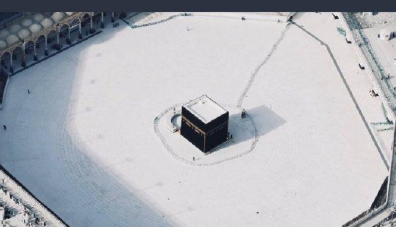 حدث تاريخي.. إخلاء صحن الحرم المكي لتطهيره بعد تفشي كورونا