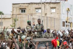 بعد ساعات من استقالة الرئيس المالي.. الانقلابيون العسكريون يعلنون عن إجراء انتخابات عامة