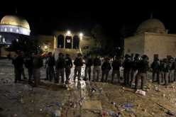 اشتباكات عنيفة بين المصلين والشرطة الصهيونية بباحات المسجد الأقصى