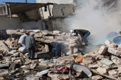 مقتل 63 شخصا من بينهم 9 أطفال في قصف جوي شرق سوريا