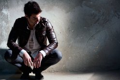 وصفتني بالمسحور مغمض العينين بسبب رفضي لجميلات فاتنات