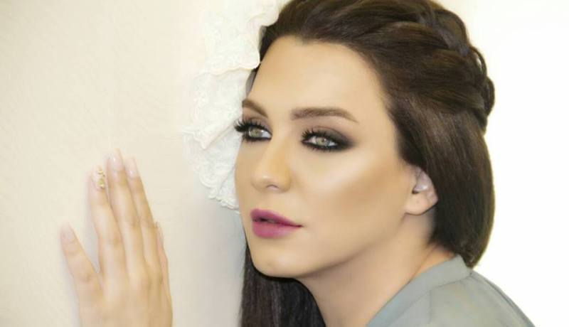 بالصور الممثلة سلاف فواخرجي تفاجئ جمهورها بالزّي السّوداني والحنّاء