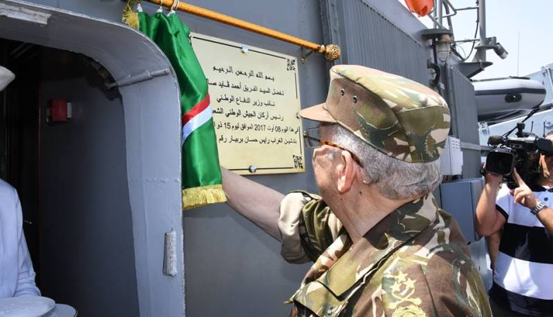 قايد صالح يدشن السفينة الحربية “الغراب” بوهران