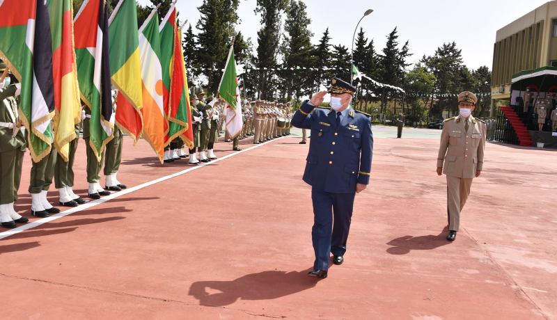 اللواء بن بيشة يشرف على تخرج دفعات جديدة بالمدرسة الوطنية للصحة العسكرية بعين النعجة