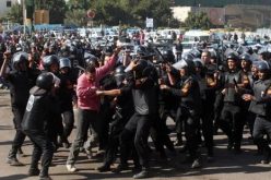 تجدد المواجهات بين المتظاهرين وقوات الأمن المصرية في محيط السفارة الأمريكية