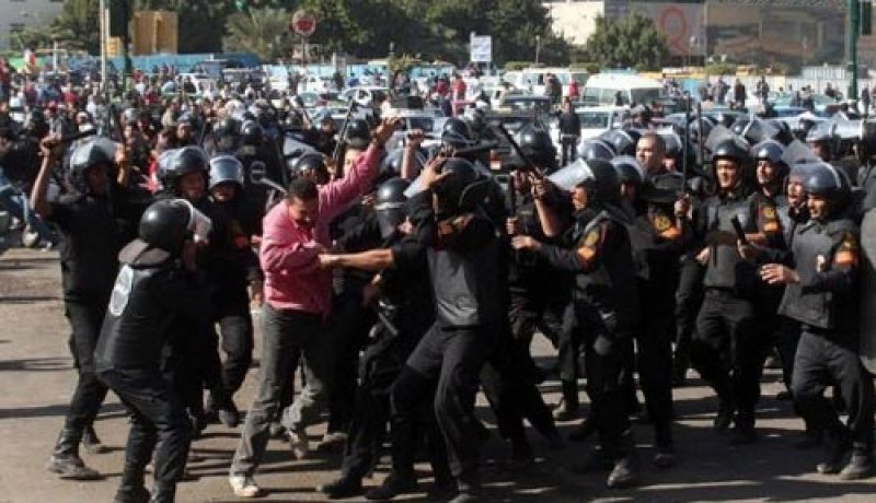 تجدد المواجهات بين المتظاهرين وقوات الأمن المصرية في محيط السفارة الأمريكية