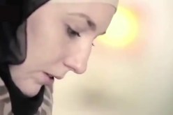 شاهد فتاة أبكت الملايين والمذيع والمصوريين بسبب الاسلام