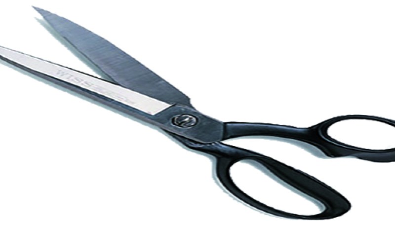 شيخ‮ ‬يحطّم هاتف عروسه المتسلّطة ويطعنها بمقص بسبب مكالمة هاتفية