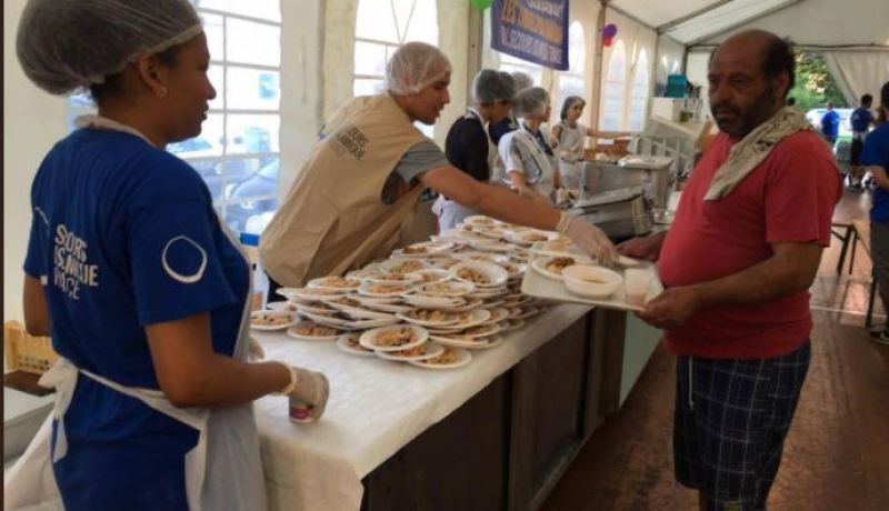 بالصور.. فيغولي يساهم في توزيع وجبات الفطور للمعوزين في رمضان
