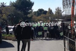 بالصور ..طلبة الدكتوراه يحتجون لرفض الإدارة توظيفهم