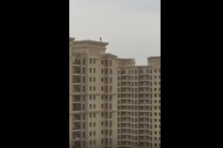 بالفيديو مصرع فتاة رمت بنفسها من سطح عمارة ذات 32 طابقا