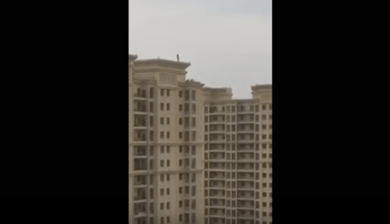 بالفيديو مصرع فتاة رمت بنفسها من سطح عمارة ذات 32 طابقا