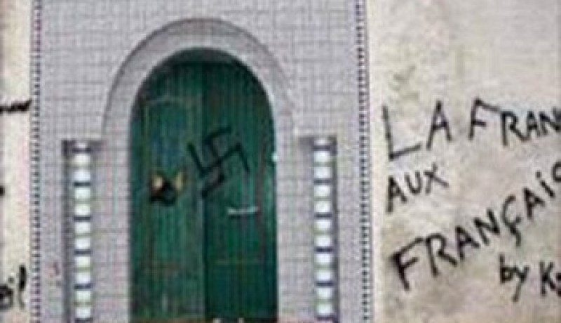المجلس الإسلامى الفرنسي يدين عملية تدنيس ثلاثة مساجد برسوم عنصرية