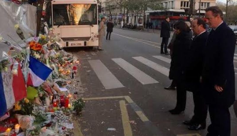 هولاند وكاميرون يترحمان على ضحايا اعتداءات باريس بمسرح باتاكلان