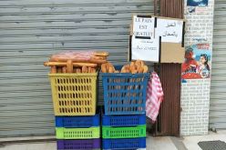 بالصورة.. صاحب محل يعرض الخبز مجاناً ببجاية يوم العيد