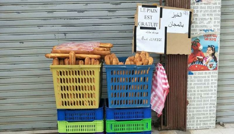 بالصورة.. صاحب محل يعرض الخبز مجاناً ببجاية يوم العيد