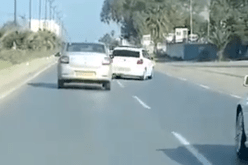 شاهد.. سائق polo متهور يقوم بمناورات خطيرة بالطريق