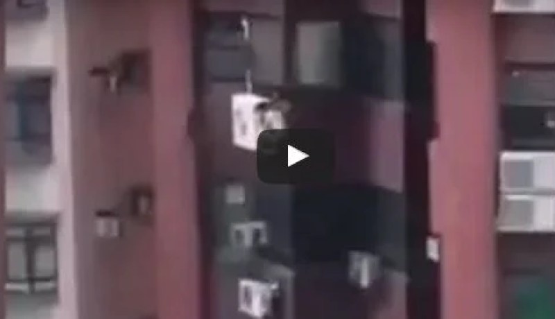 بالفيديو.. أخطر طريقة هرب من بيت العشيقة