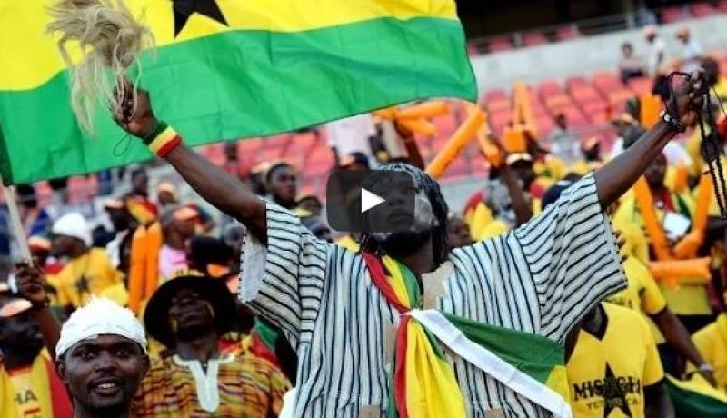 بالفيديو.. مباراة كرة قدم تتحول إلى معركة بين المشعوذين