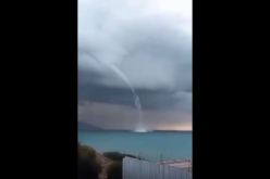 بالفيديو.. إعصار مائي في تنس بالشلف