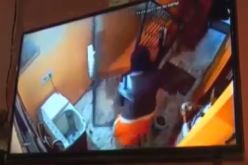 شاهد.. أم تلقي برضيعها من أعلى درج