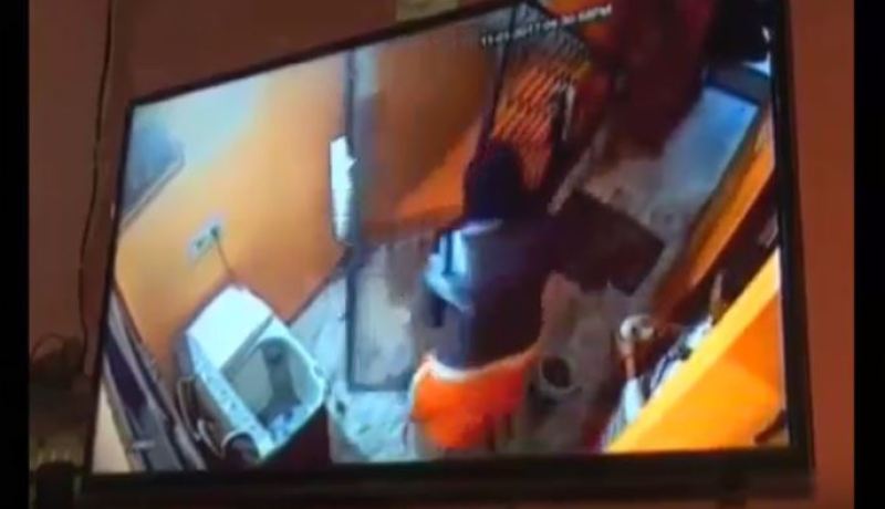 شاهد.. أم تلقي برضيعها من أعلى درج