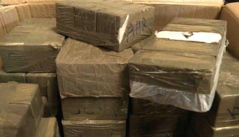 أمواج البحر ترمي 35 كلغ من الكيف تحمل العلم المغربي بسواحل الغزوات