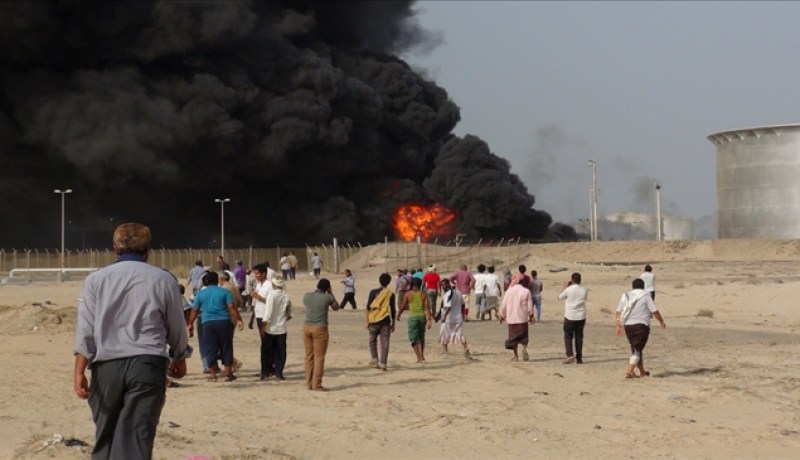 الحوثيون يقصفون ميناء الزيت بمصافي عدن جنوب اليمن