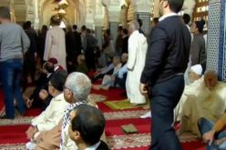 بالفيديو .. شخص يهاجم إمام بسيف أثناء خطبة الجمعة