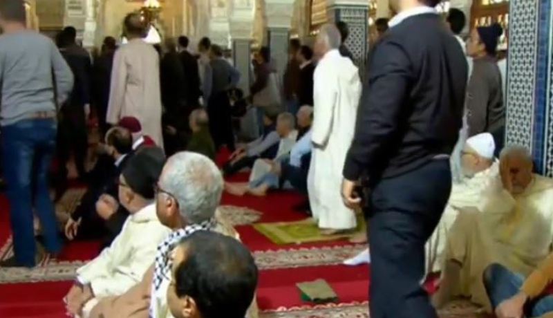 بالفيديو .. شخص يهاجم إمام بسيف أثناء خطبة الجمعة