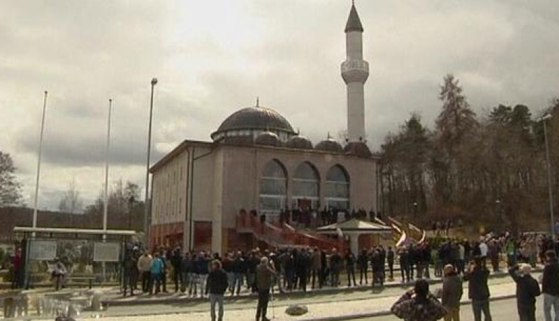 سويديات يرتدين الحجاب دعما لمسلمة