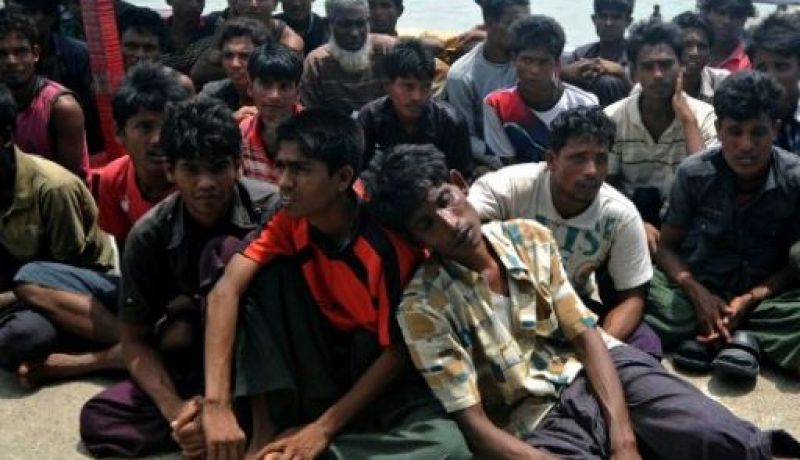 شرطة ميانمار تشكل سلسلة بشرية حول طلاب محتجين على سوء التعليم
