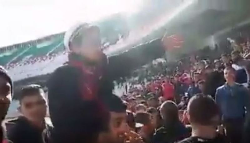 بالفيديو.. طفل يلهب مدرجات المسامعية في الداربي العاصمي