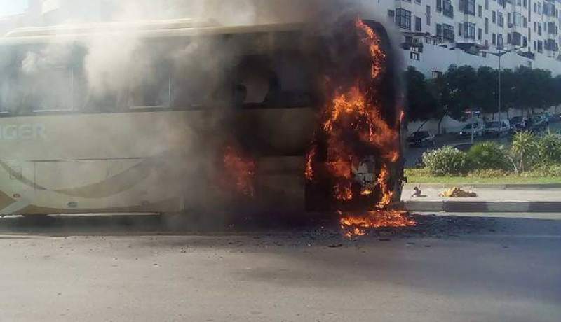 بالفيديو والصور.. لا أضرار في احتراق حافلة بالعاصمة