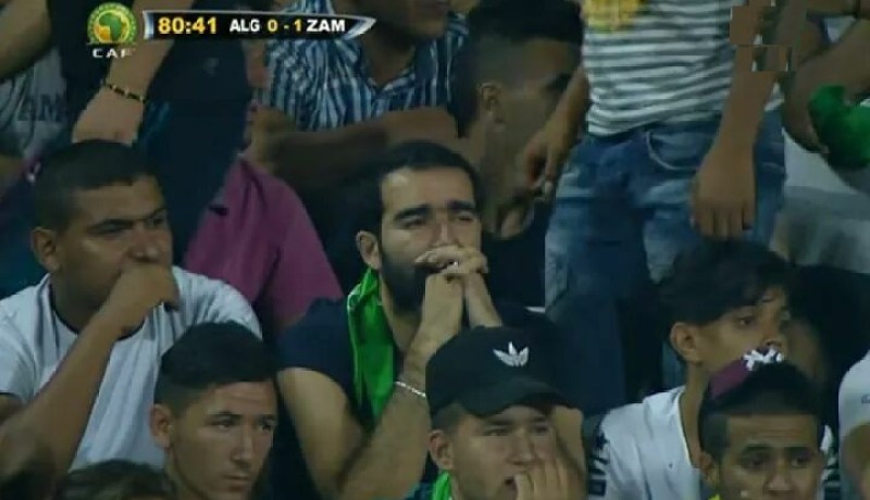 صورة مؤثرة لجمهور المنتخب الجزائري “تشفي” حالته