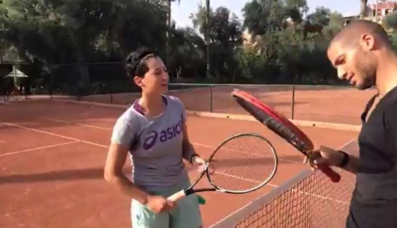 بالفيديو.. قديورة يلعب التنس مع البطلة الإفريقية ايناس ايبو