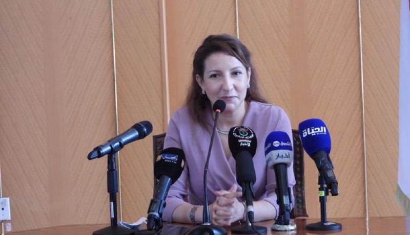 وفاء شعلال تستلم مهامها على رأس وزارة الثقافة