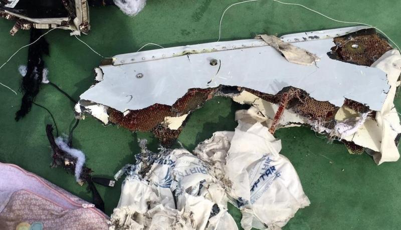 الأشلاء بالطائرة المصرية المنكوبة تشير إلى وقوع انفجار