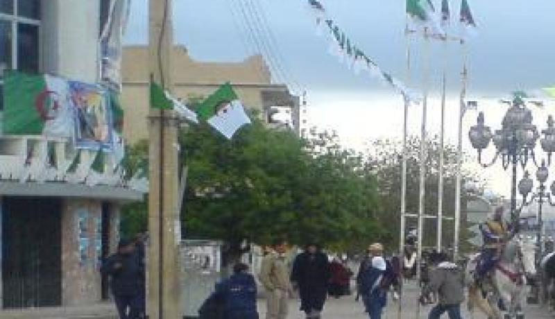 مئات العائلات مهددة بالتشرد والتجار الفوضويون يطالبون بتخصيص أماكن لممارسة نشاطهم