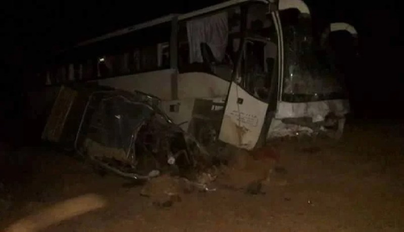 بالصور..هلاك شخصان وجريحان إثر إصطدام حافلة بسيارة في إيليزي