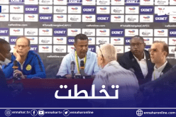 بالفيديو.. مدرب الرجاء البيضاوي يتشاجر مع منسق الكاف تضامنا مع صحفي جزائري