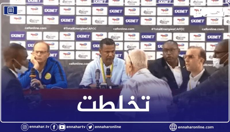 بالفيديو.. مدرب الرجاء البيضاوي يتشاجر مع منسق الكاف تضامنا مع صحفي جزائري