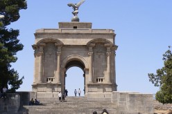 معلم نصب الأموات مقصد زوار مدينة الجسور المعلقة