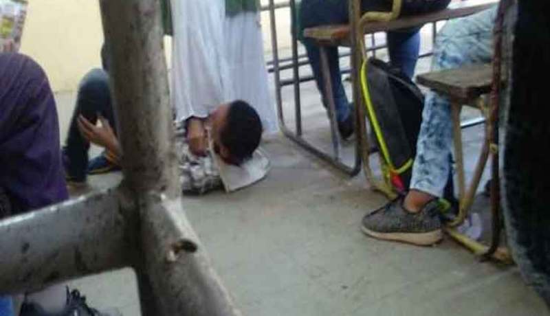 بالصّورة معلّمة تعاقب تلميذا بالضّغط عليه بقدمها تثيرغضب النّشطاء